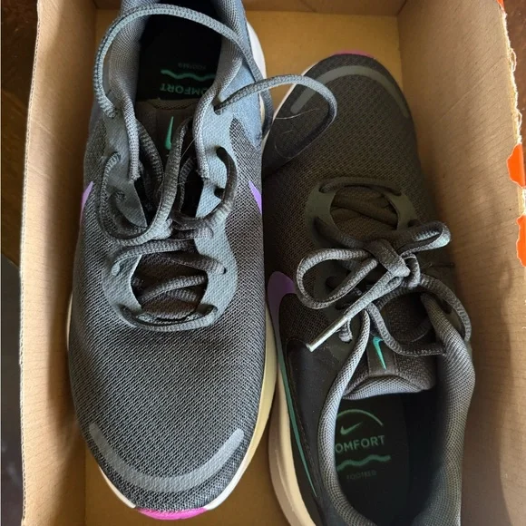 Nike Revolution 7 in Smoke Grey and Dusty Cactus - Picture 3 of 4